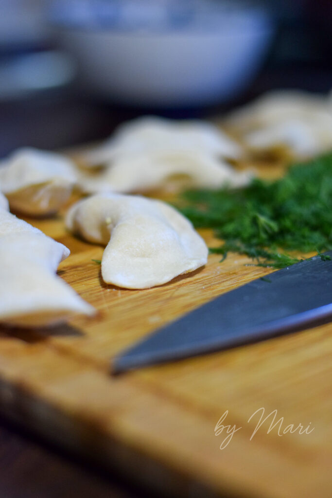 Процесс лепки домашних вареников с картофельной начинкой