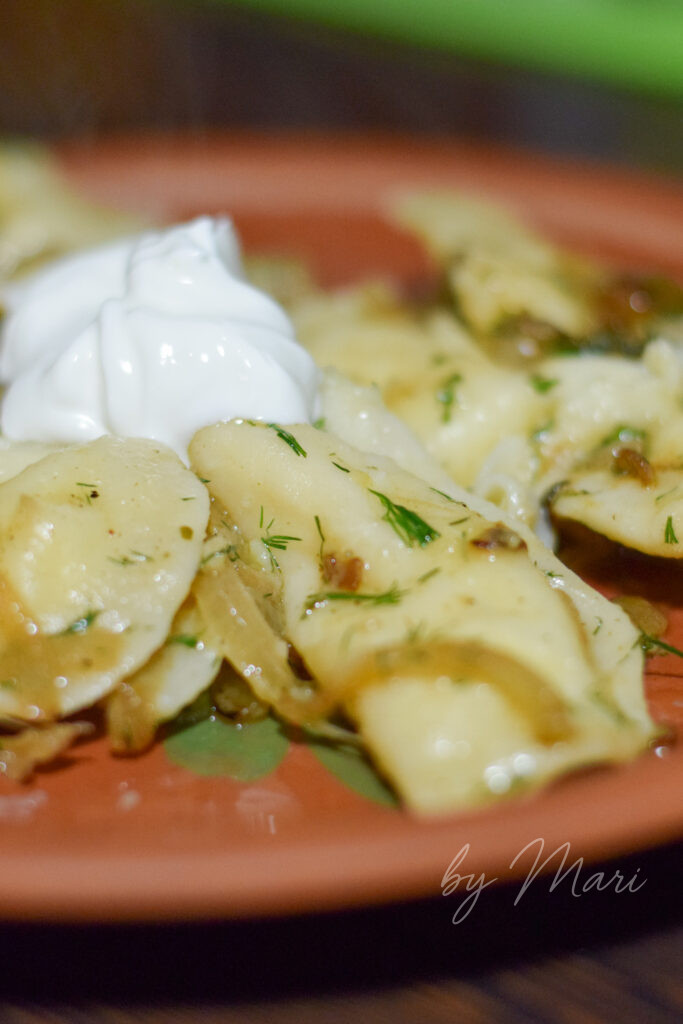 Обжаренные вареники с картофельной начинкой на сливочном масле