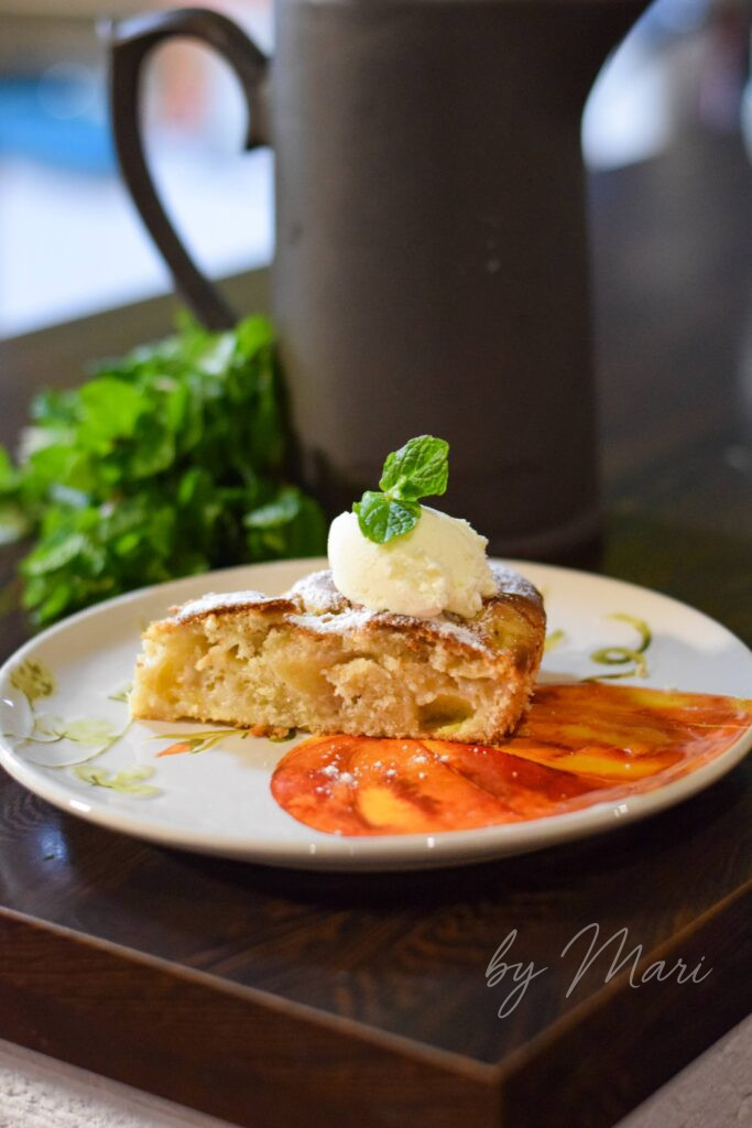 Яблочный пирог с ванильным мороженым на тарелке Яблочный пирог с ванильным мороженым на тарелке