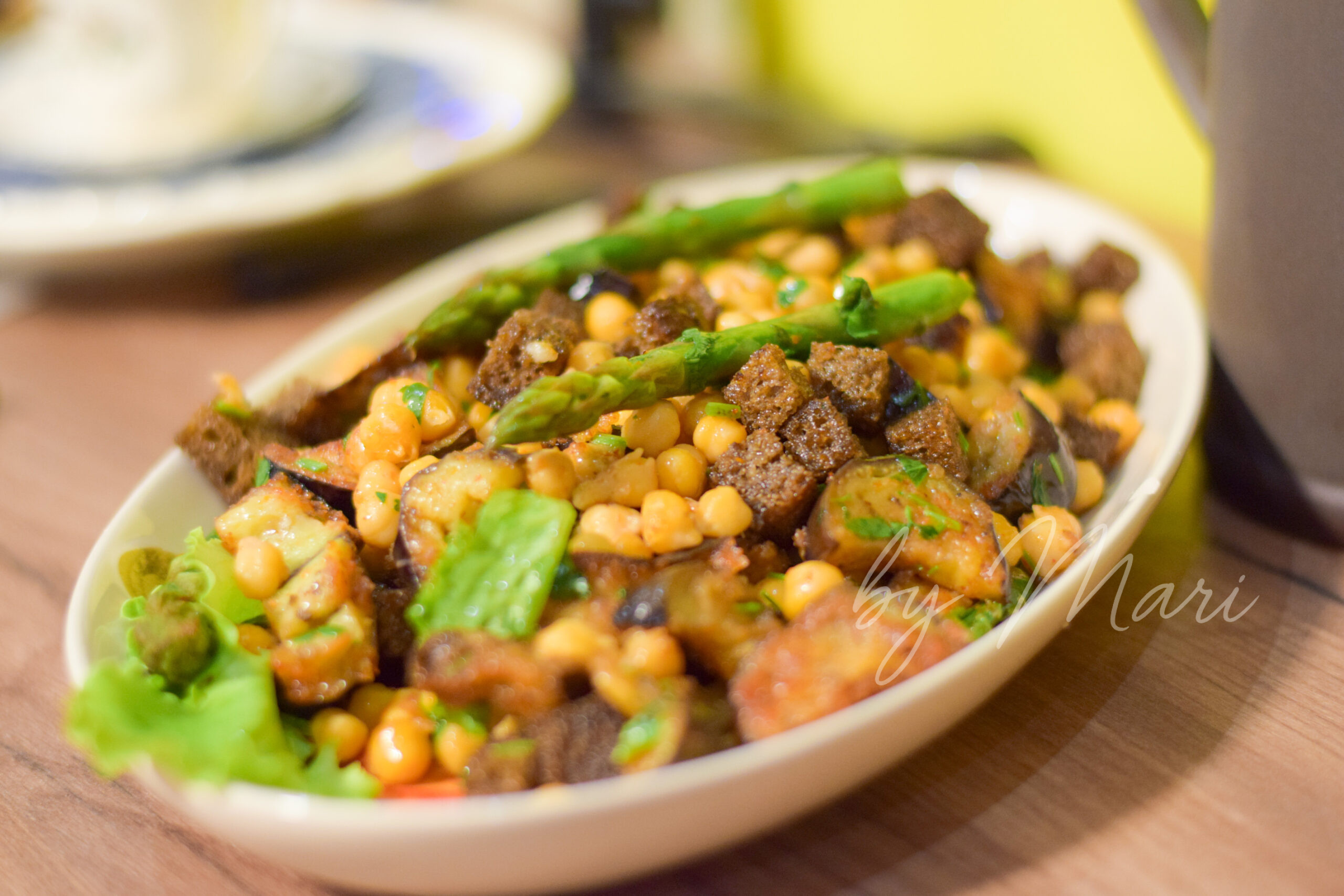 Веганский салат с баклажанами и гренками