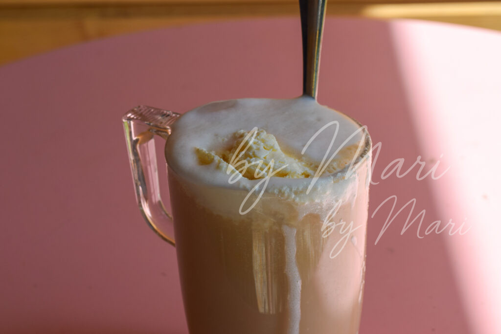 холодный кофе на овсяном молоке с мороженым, летний напиток кофе с овсяным молоком, веганский холодный кофе кофе