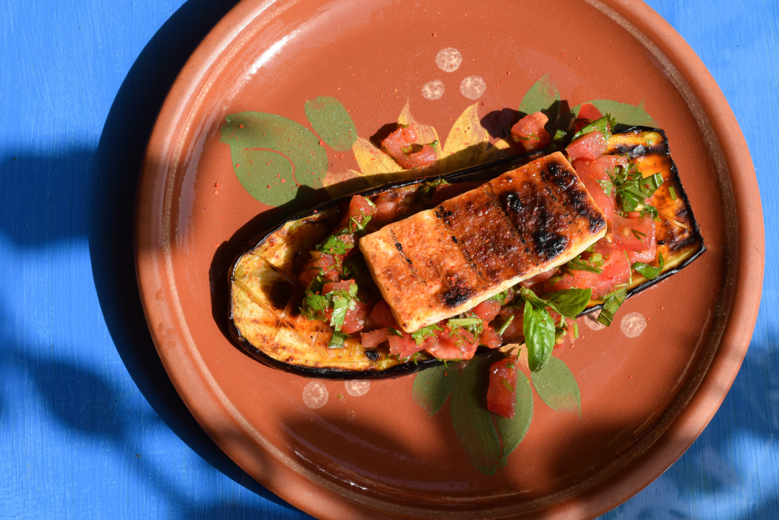 Гриль из баклажанов с халуми и томатами