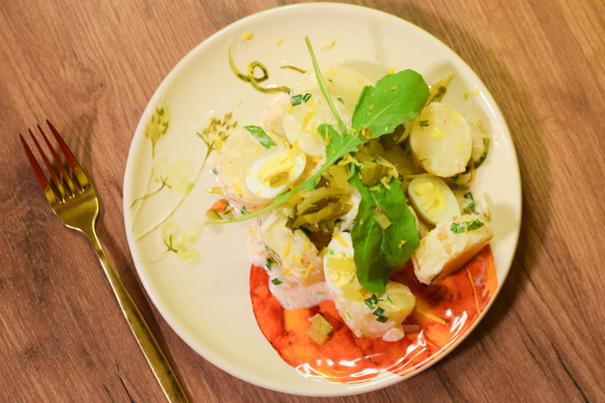 Готовый картофельный салат с йогуртом