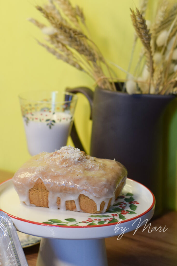 Кокосовые кексы с глазурью в бумажных формах