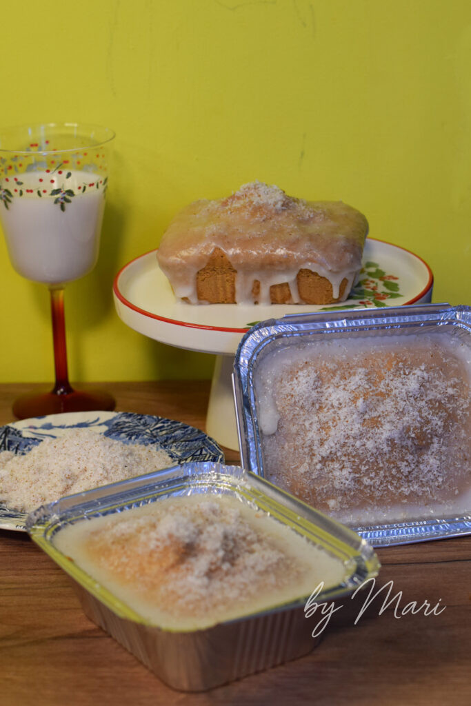 Выпеченные кокосовые кексы на решётке