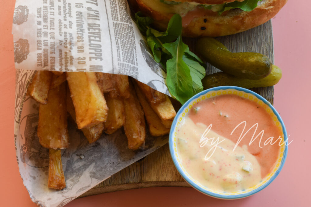 картошка фри и соус