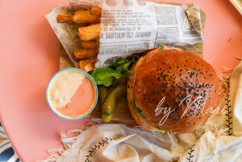 бургер и фри картошка