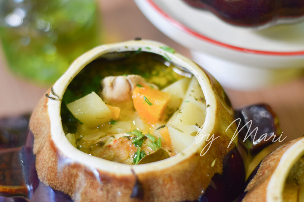 Готовое жаркое с картофелем, сливками и свежими травами из огорода