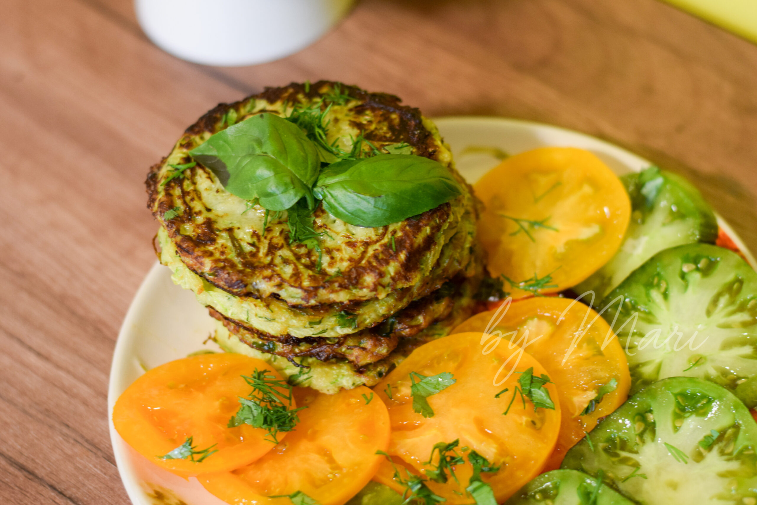 Оладьи из кабачков с двумя желтками на тарелке