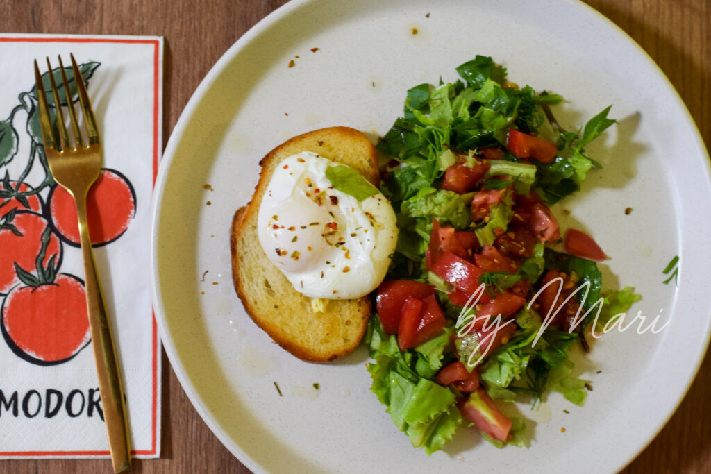 яйцо пашот с салатом