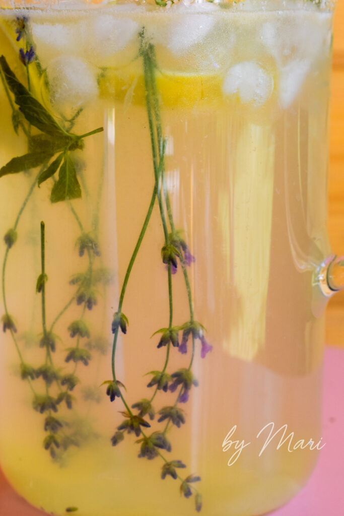 Домашний лавандовый лимонад с мёдом, мятой и лимонной цедрой в кувшине