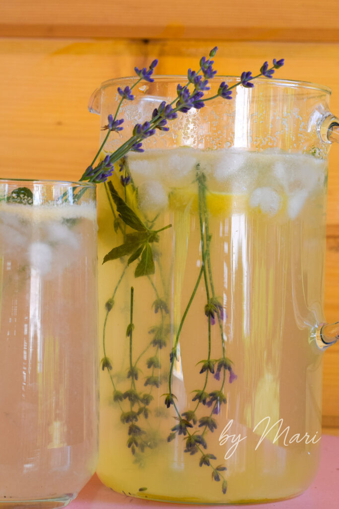 Летний напиток с веточками лаванды, льдом и дольками лимона