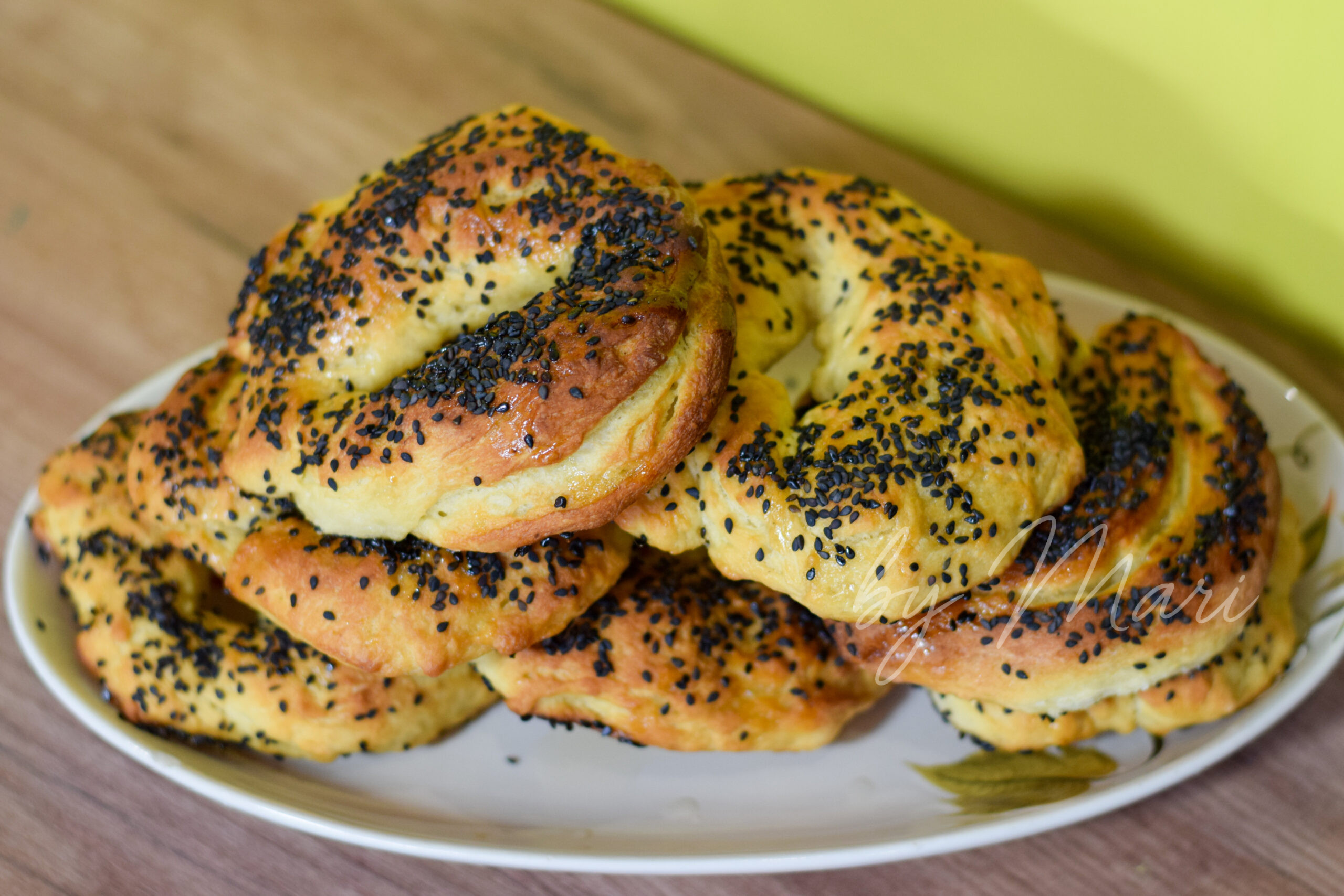 Греческие булочки кулури с чёрным кунжутом на противне