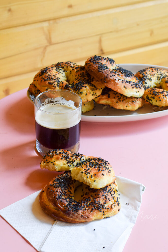 Крупные пышные булочки-кольца кулури, свежевыпеченные