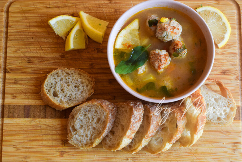 мексиканский суп с овощами и фрикадельками крупным планом