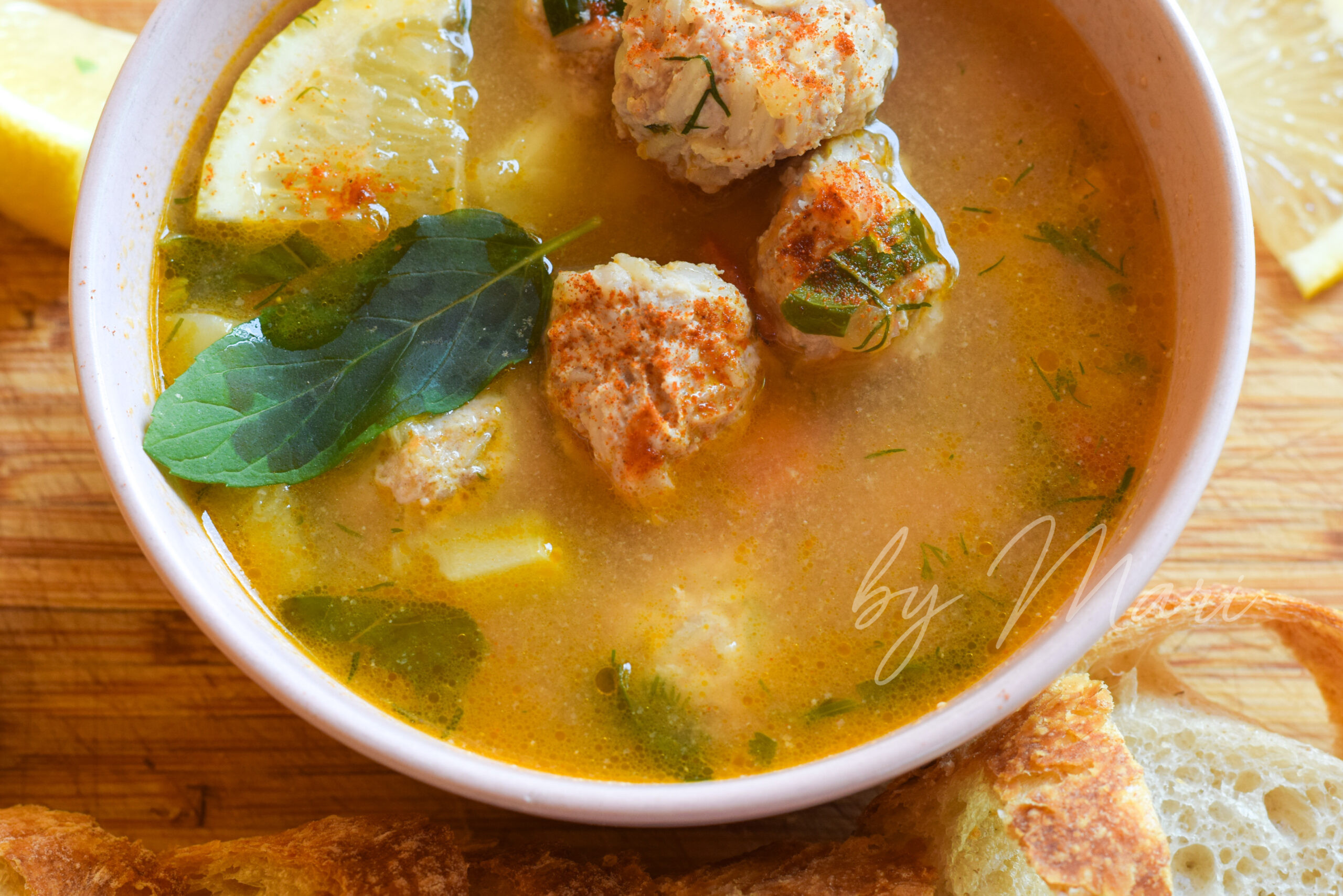 суп с фрикадельками и кукурузой в тарелке