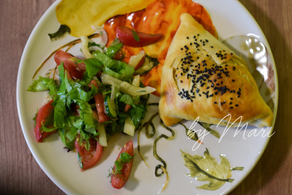 самса с салатом