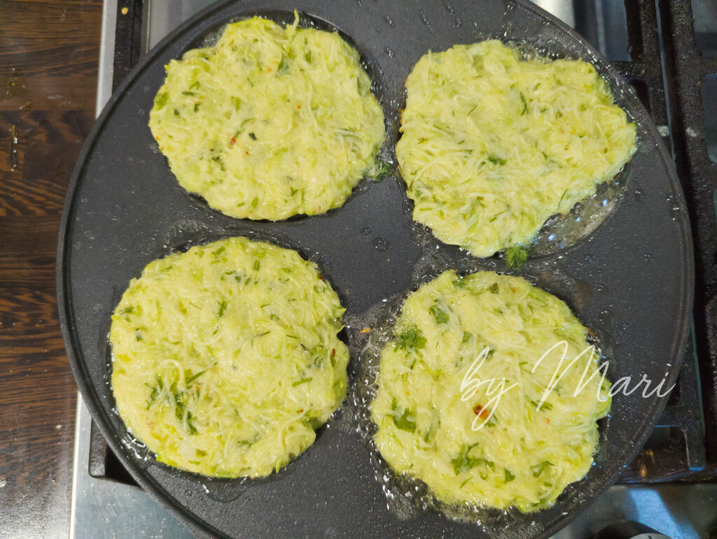 Кабачковые оладьи жарятся на сковороде