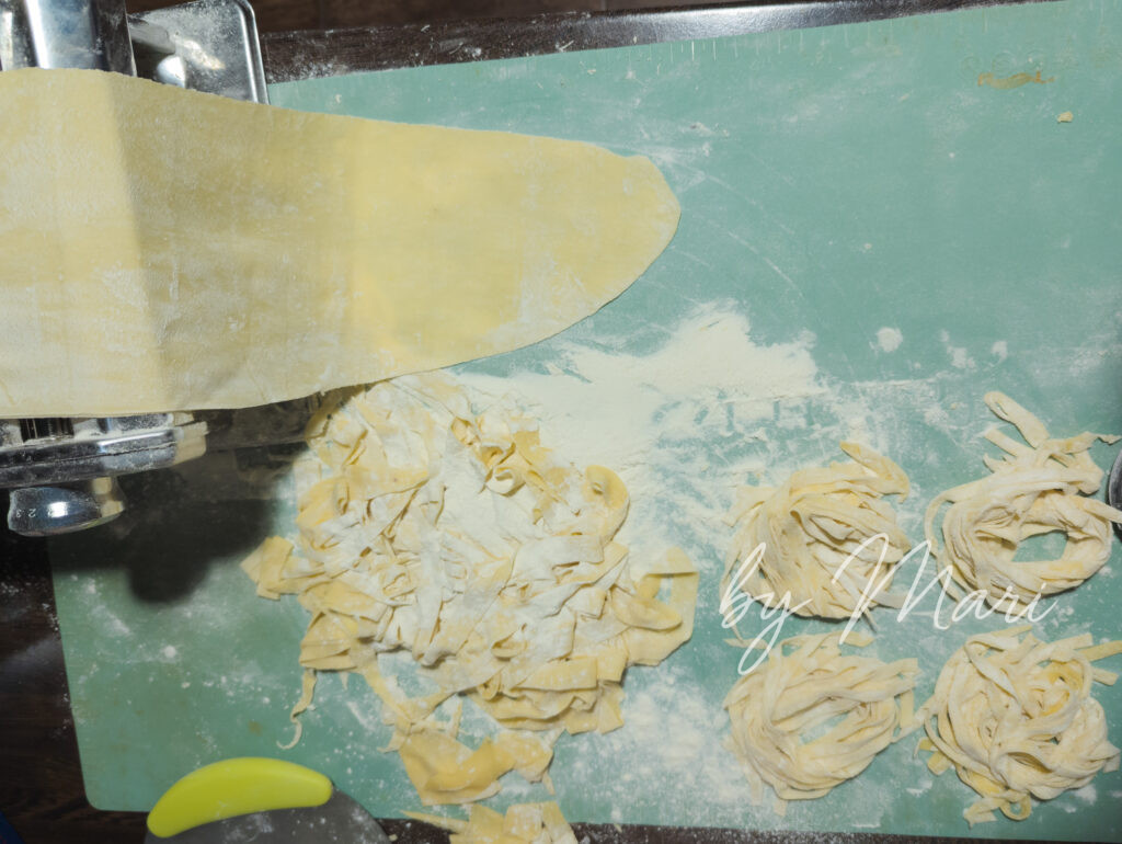 ΠΠ°ΡΠ΅Π·Π°Π½Π½Π°Ρ Π΄ΠΎΠΌΠ°ΡΠ½ΡΡ Π»Π°ΠΏΡΠ° Π½Π° Π΄Π΅ΡΠ΅Π²ΡΠ½Π½ΠΎΠΉ Π΄ΠΎΡΠΊΠ΅