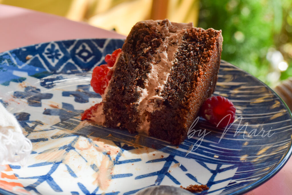 кусок торта шоколадного