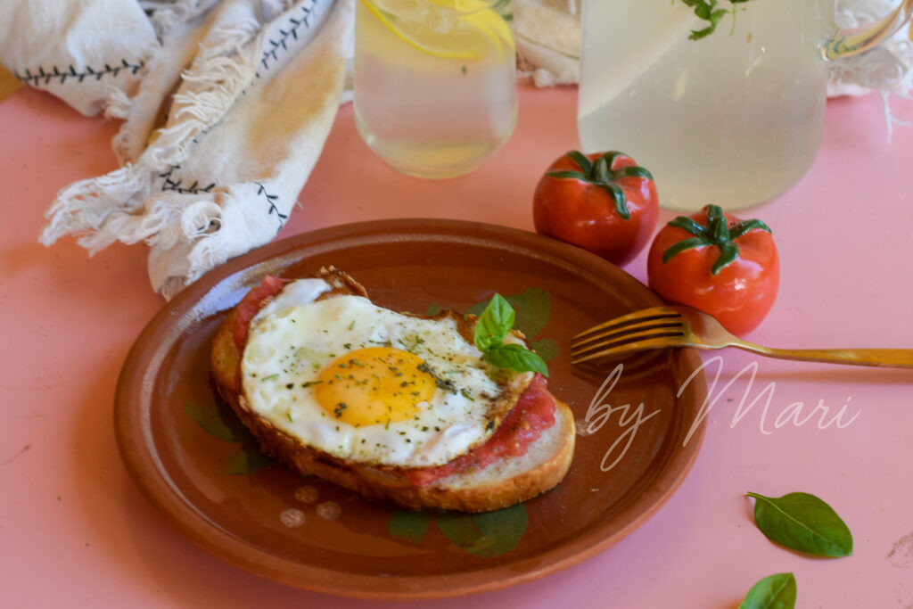 тост с томатами