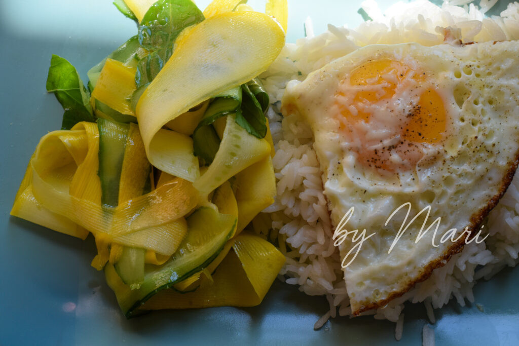 яйцо и рис и цуккини