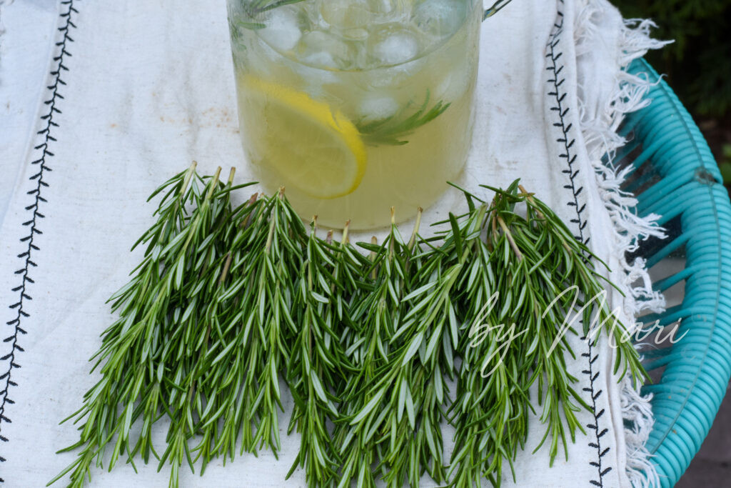 лимонад в прозрачном кувшине