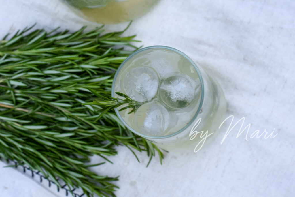 Кубики льда с розмарином для украшения лимонада