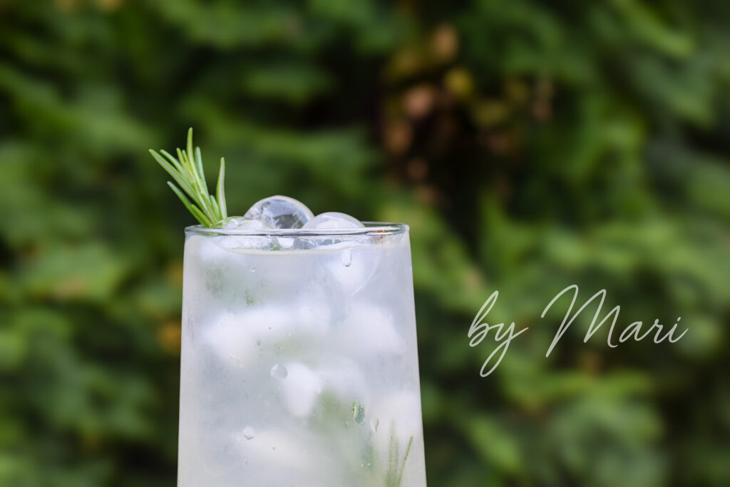 Стакан лимонада с розмарином и льдом