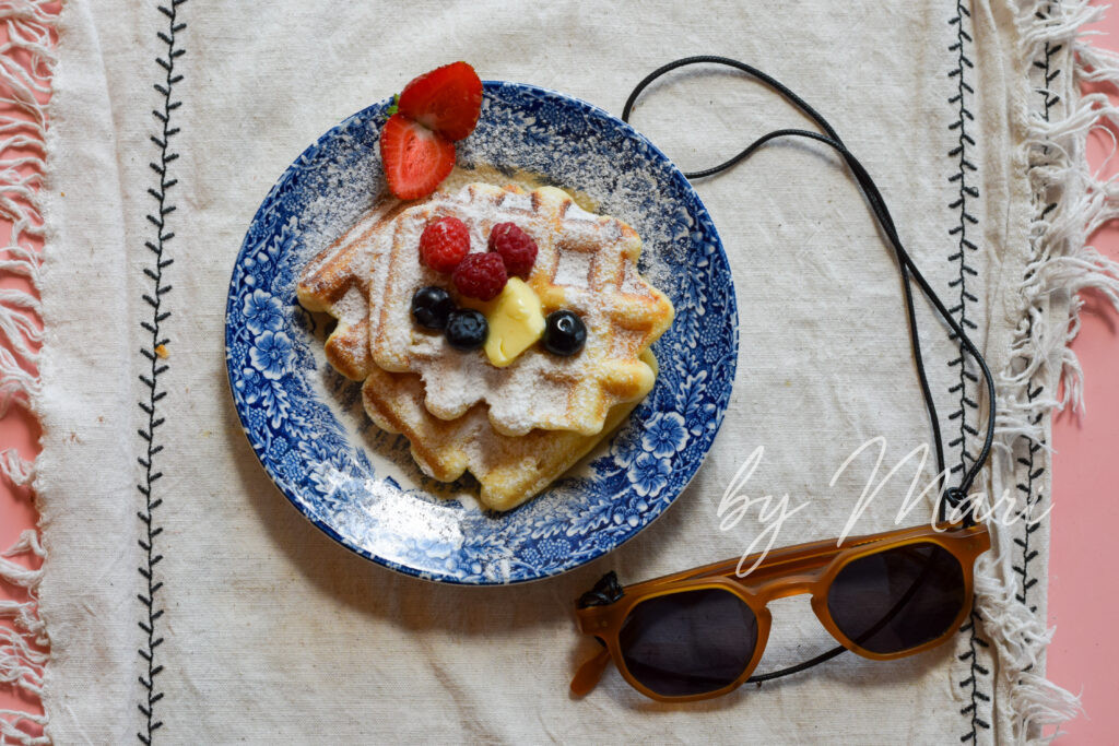 Пышные и хрустящие бельгийские вафли из дрожжевого теста, домашний рецепт вафель как в Брюсселе, украшенные сахарной пудрой и свежими ягодами