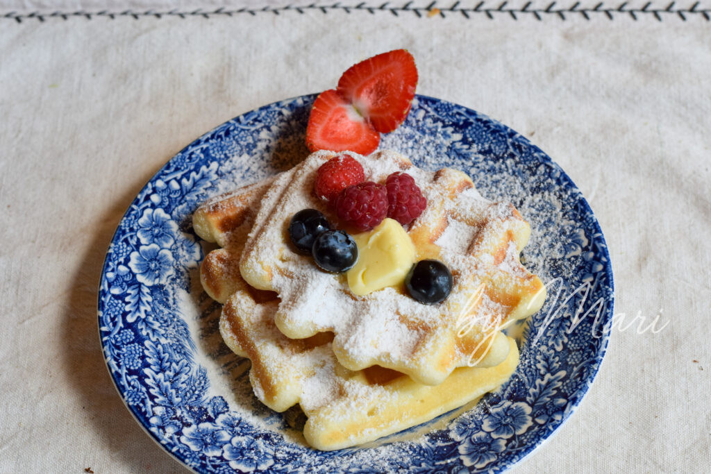 Домашние бельгийские вафли по классическому рецепту, хрустящие снаружи и мягкие внутри, с ягодами, мороженым и мёдом
