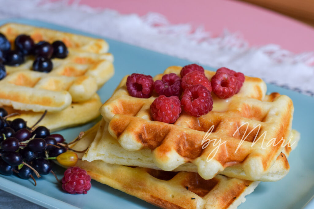 Классические бельгийские вафли брюссельские, приготовленные дома по традиционному рецепту с дрожжами, подаются с сахарной пудрой, ягодами и мороженым