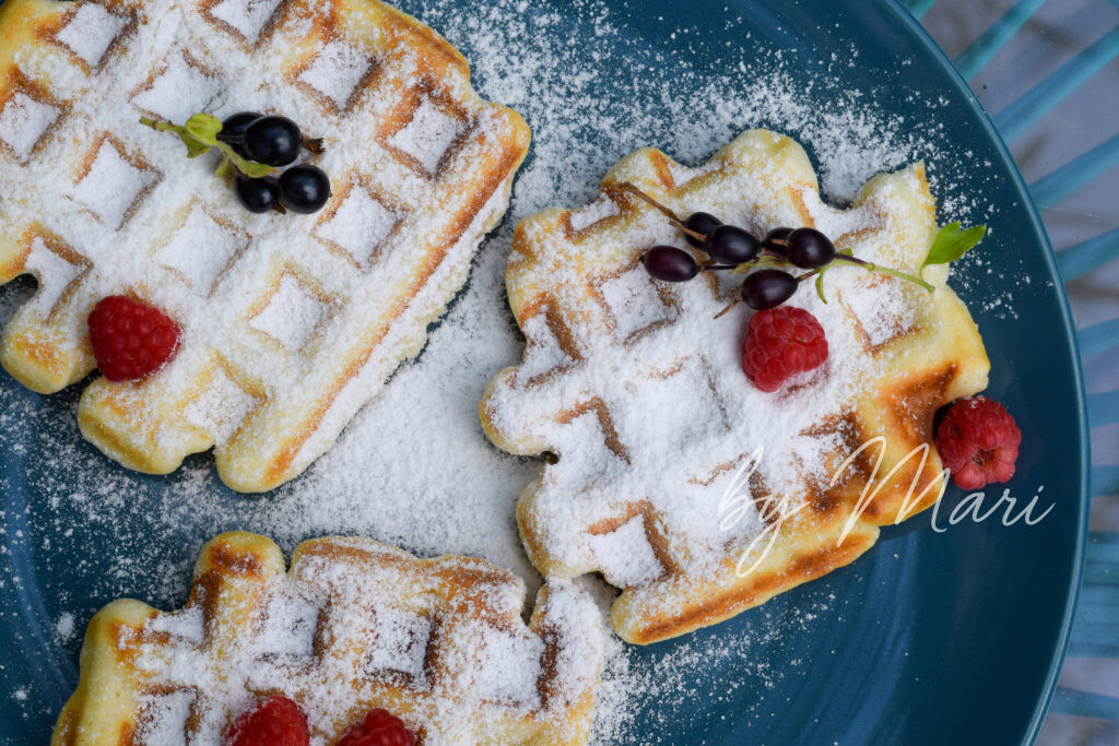 Брюссельские вафли, классический рецепт бельгийских вафель с дрожжами, сервировка с ягодами, сливками и сахарной пудрой