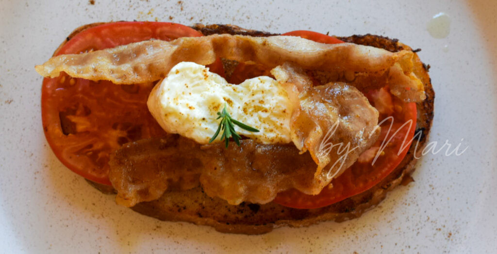 Сытный завтрак: гренки с помидорами, моцареллой и беконом крупным планом