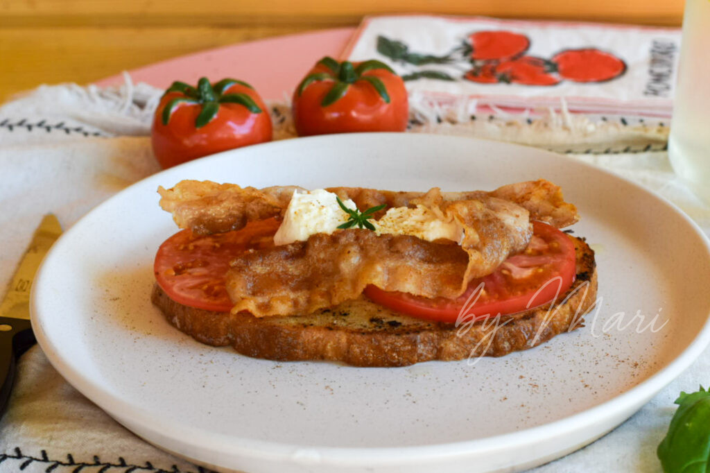 Гренки с моцареллой и томатами, украшенные зеленью