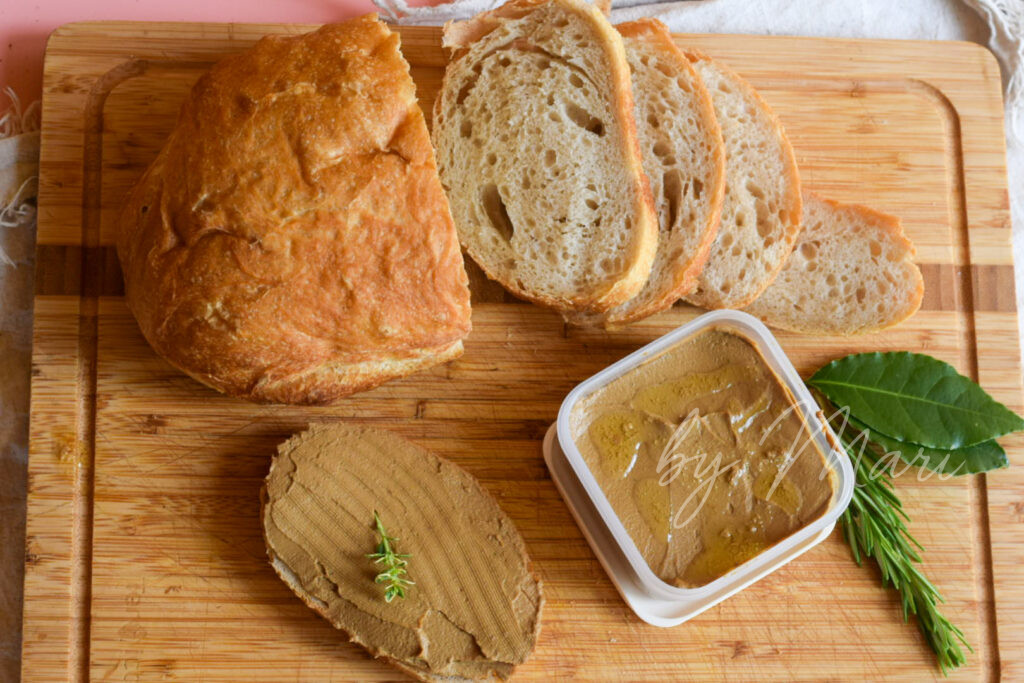 Куриная печень и обжаренные овощи для паштета