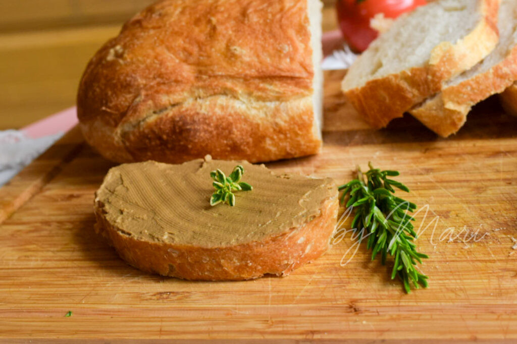 Готовый паштет с кусочками багета и тимьяном