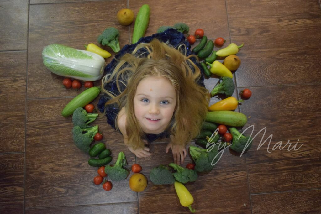 девочка с овощами