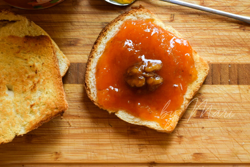 Домашний абрикосовый джем с грецкими орехами