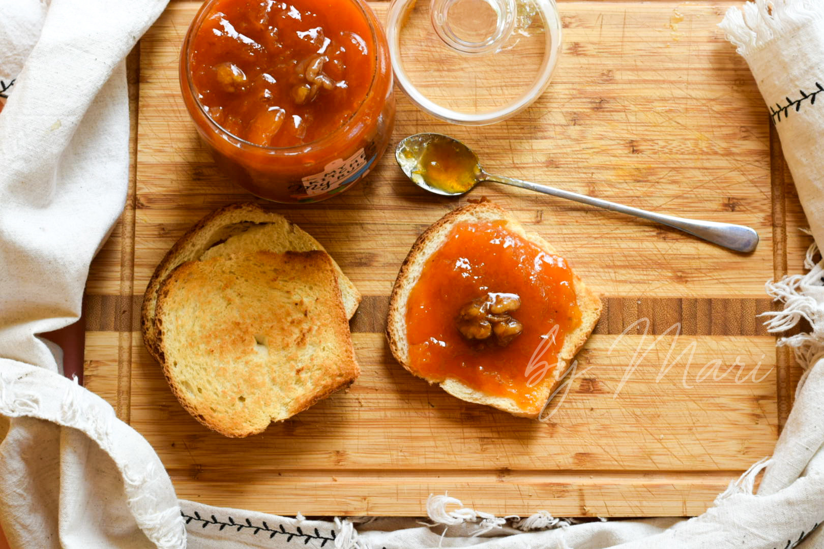 Абрикосовый джем с грецкими орехами в банке