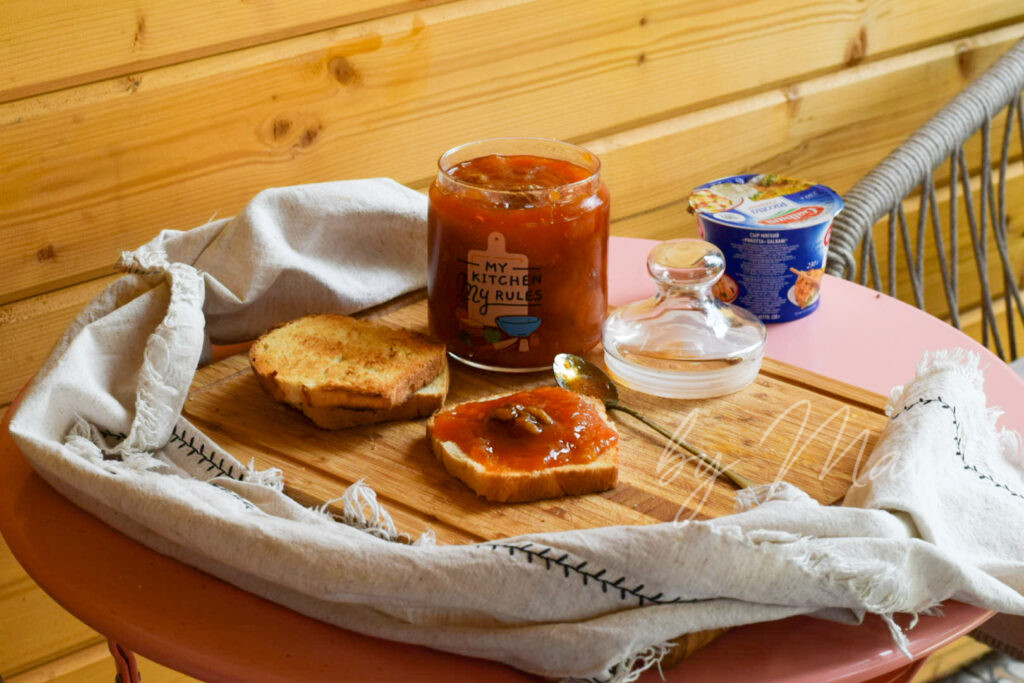 Абрикосовый джем с орехами для тостов