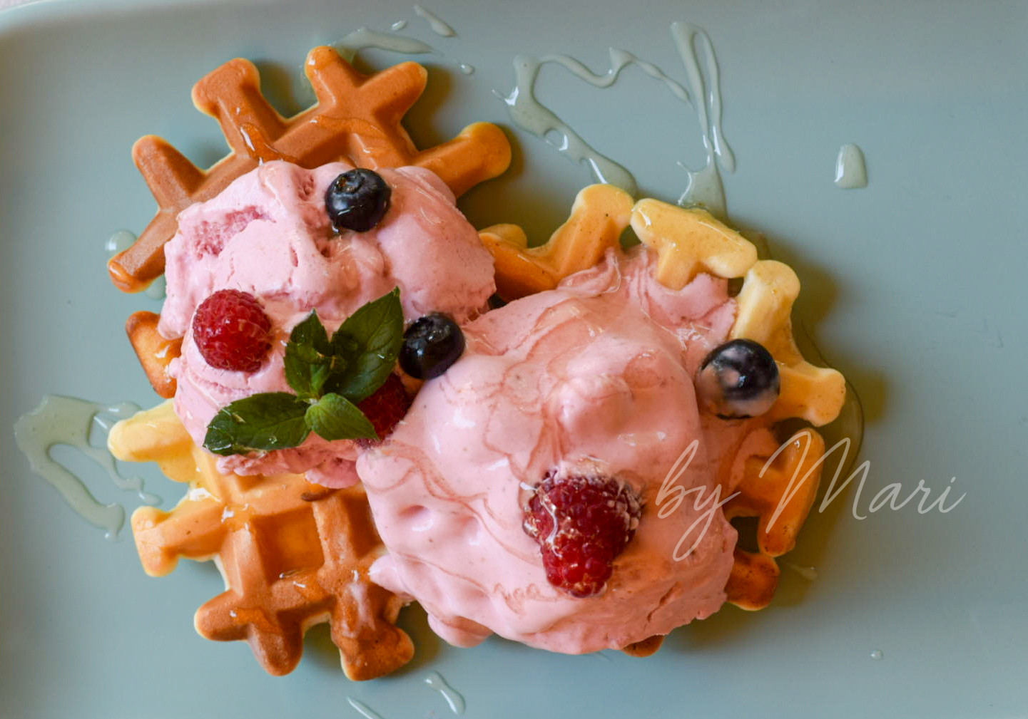 Домашнее детское мороженое с бананом, малиной и йогуртом