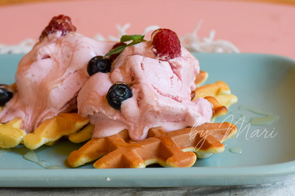 мороженое малиновое с йогуртом и бананом