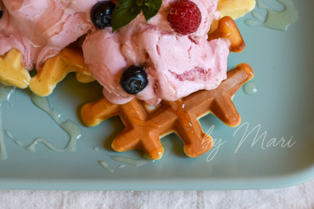 Вафли, поданные с натуральным мороженым