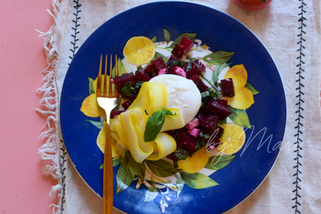 Салат из свёклы с цукини и зеленью