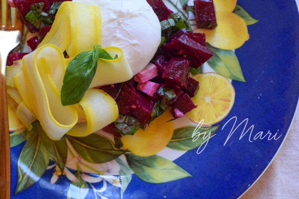 Свекольный салат с фетой и яйцом пашот