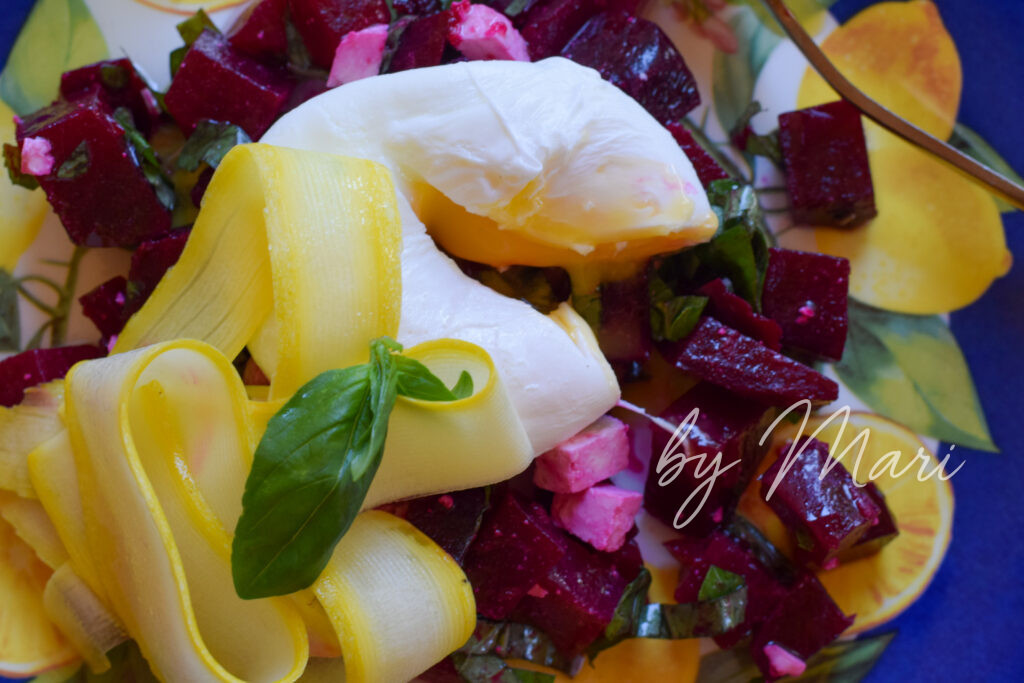 Летний салат с варёной свёклой и мягким яйцом