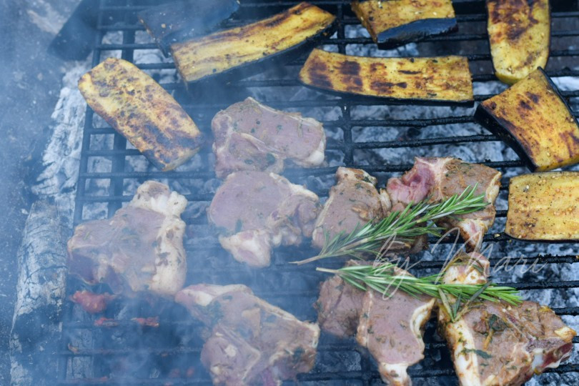 жарим баранину на костре