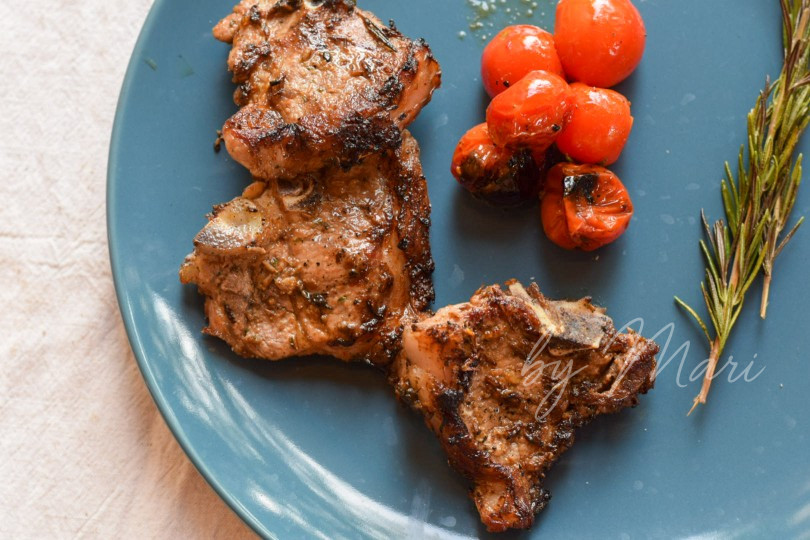 Готовые антрекоты с румяной корочкой