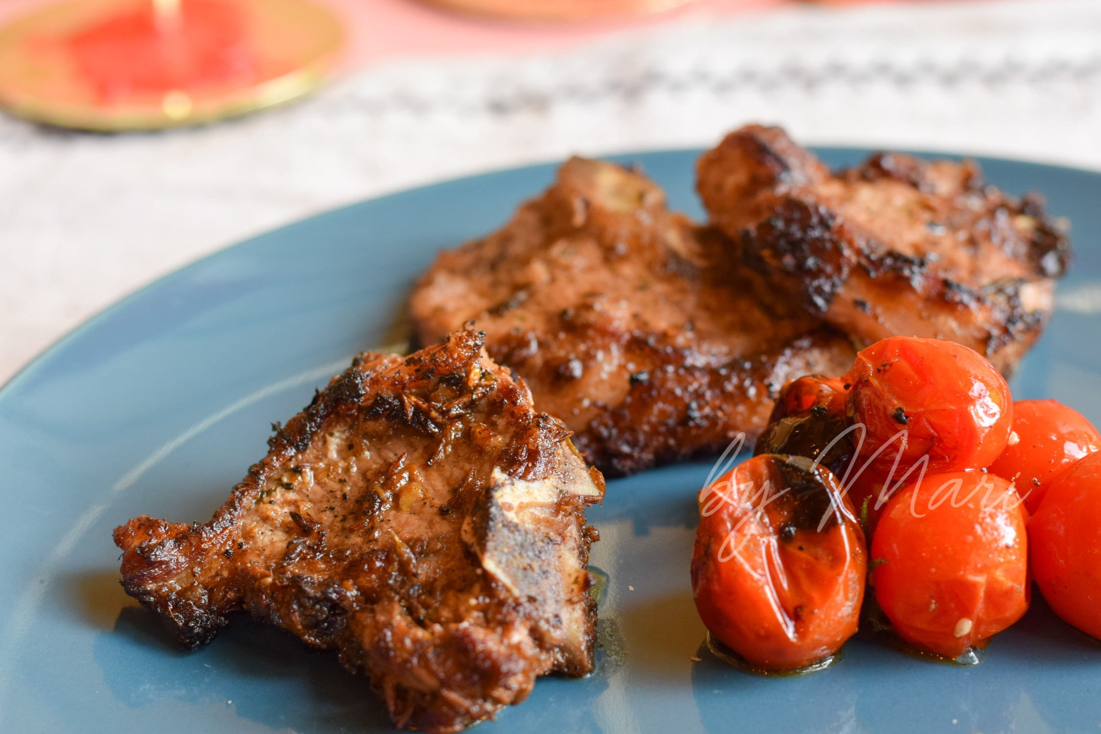 Антрекоты с томатами на тарелке